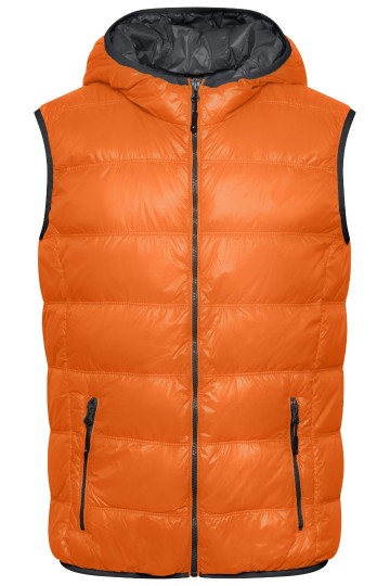 Bij omnitex verkrijgbaar de James & Nicholson ultralicht dames dons jack met capuchon in casual style van 100% polyamide in de maat S t/m xXL  met doorlopende rits de jas kan makkelijk opgeborgen worden in de seperate zak in dezelfde kleur heeft 2 zijzakk