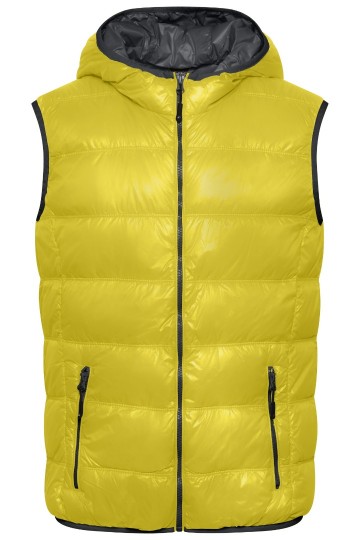 Bij omnitex verkrijgbaar de James & Nicholson ultralicht dames dons jack met capuchon in casual style van 100% polyamide in de maat S t/m xXL  met doorlopende rits de jas kan makkelijk opgeborgen worden in de seperate zak in dezelfde kleur heeft 2 zijzakk